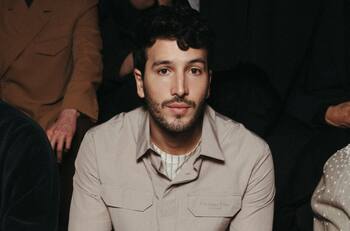 “Quiero darles un regalo”: Sebastián Yatra sorprende con nueva canción en el Festival de Viña y anuncia fecha de lanzamiento