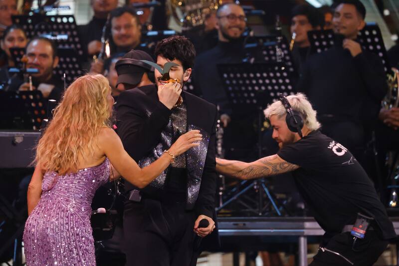 El cantante recibió la gaviota de oro durante su presentación en la noche final del Festival de Vina del Mar 2025. Créditos: Sebastián Cisternas/Aton Chile