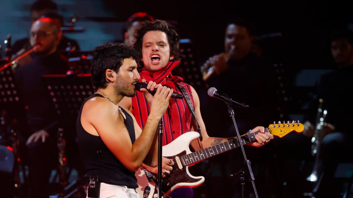 VIDEO | Lasso hace aparición sorpresa durante show de Sebastián Yatra en el Festival de Viña 2025... y casi se cae en el escenario