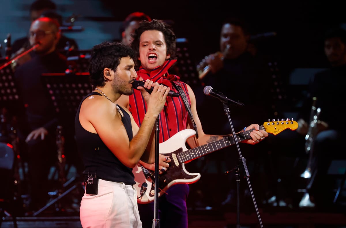 VIDEO | Lasso hace aparición sorpresa durante show de Sebastián Yatra en el Festival de Viña 2025... y casi se cae en el escenario
