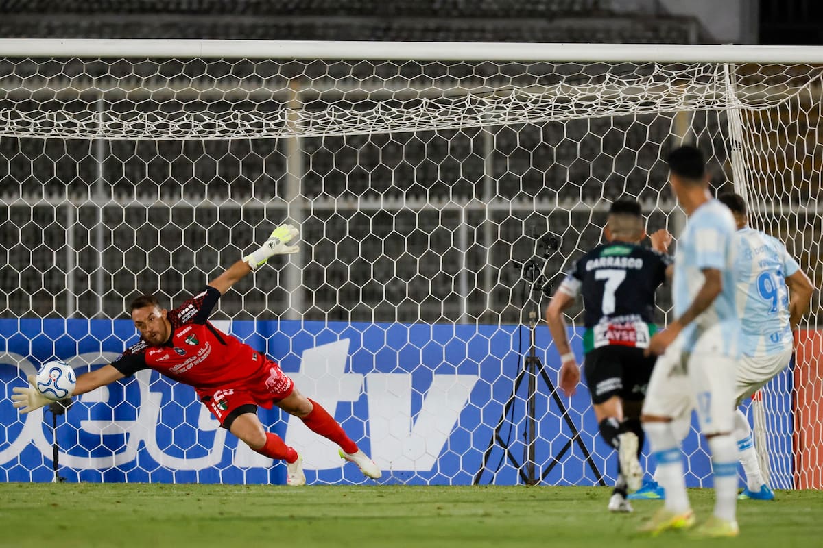 El golero de Palestino contuvo los tres penales lanzados por Carlos Vinicius de Gremio. Foto: Agencia Aton.