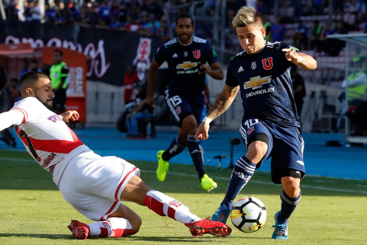 Enfrentando a la U durante su paso por Curicó Unido. Foto: Agencia Aton.
