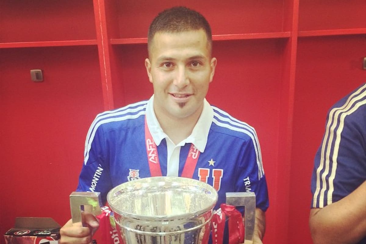 El volante con la copa de campeón en Universidad de Chile.