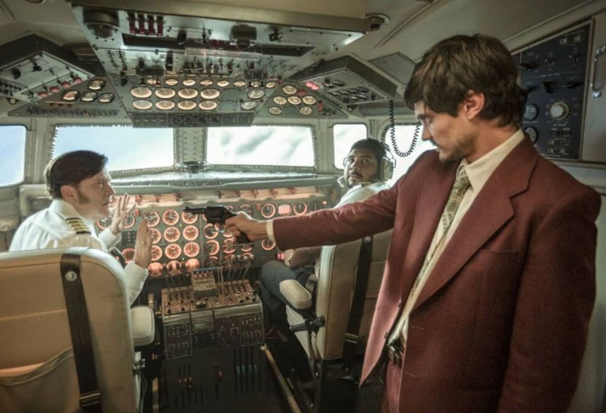 De la cancha a la piratería aérea: la serie de Netflix sobre dos futbolistas desesperados.