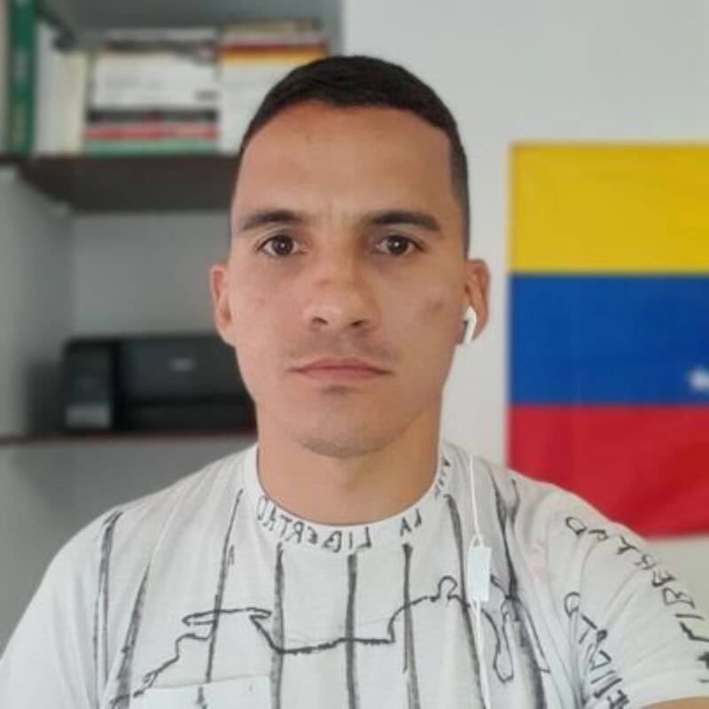 Conoce todos los antecedes del caso.