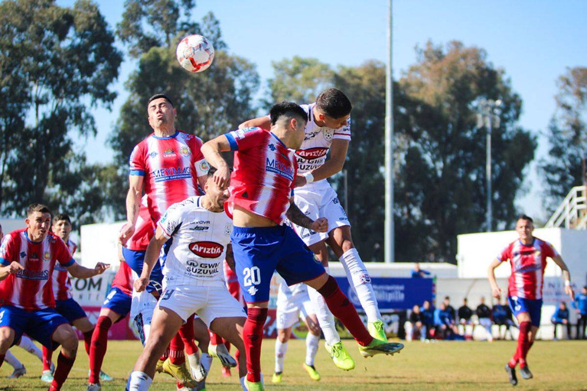 Deportes Melipilla sigue como líder de la tabla, pero ahora tiene a tres escoltas a dos puntos de distancia. Foto: Campeonato Chileno.