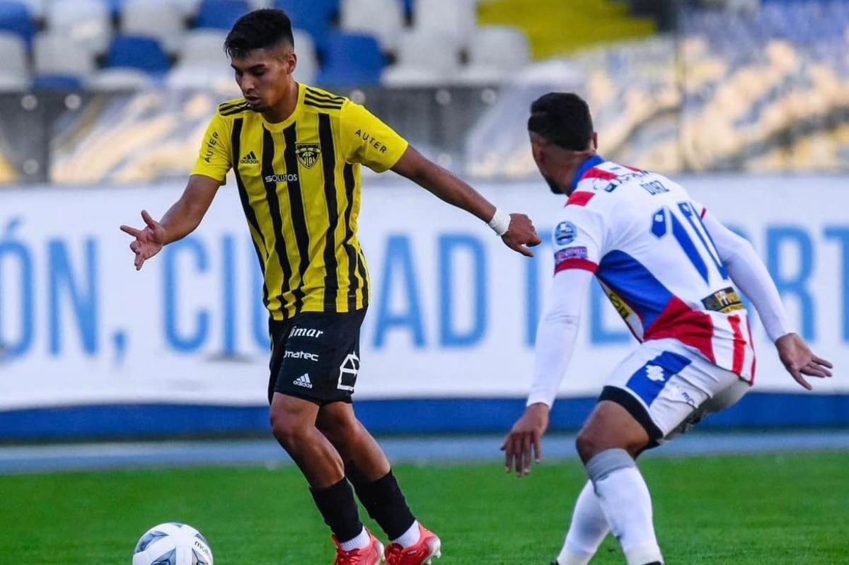 Fernández Vial venció por 2-1 a Deportes Linares en el Estadio Ester Roa.