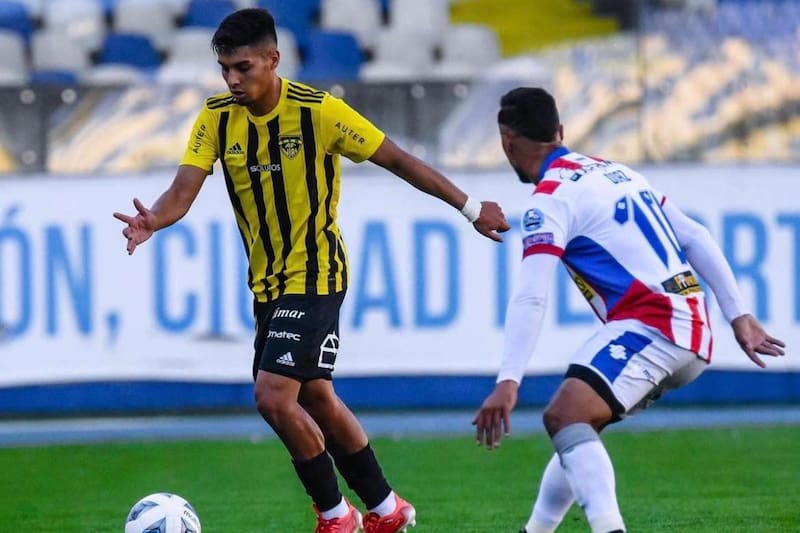 Fernández Vial venció por 2-1 a Deportes Linares en el Estadio Ester Roa.