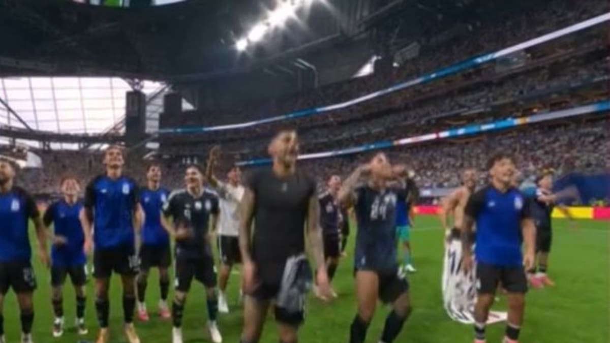 FOTO | La bandera de las Malvinas que sacaron los jugadores de Argentina en la cara de Inglaterra