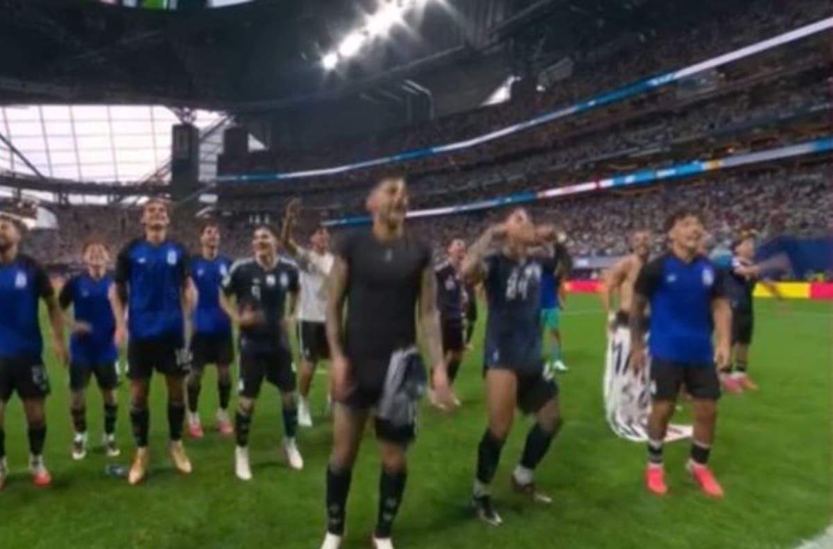 FOTO | La bandera de las Malvinas que sacaron los jugadores de Argentina en la cara de Inglaterra