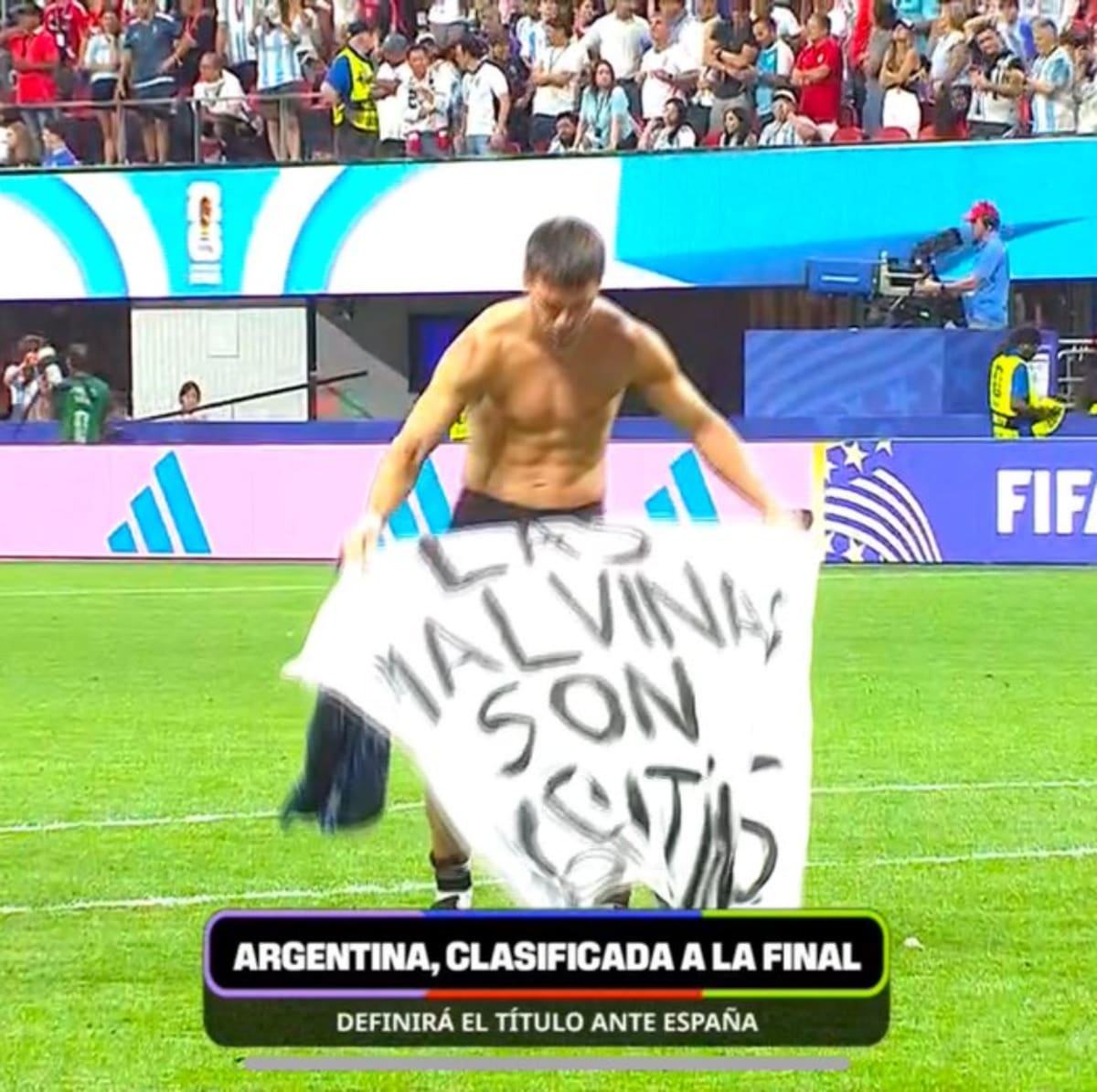 La bandera que sacaron los jugadores albicelestes tras vencer a Inglaterra