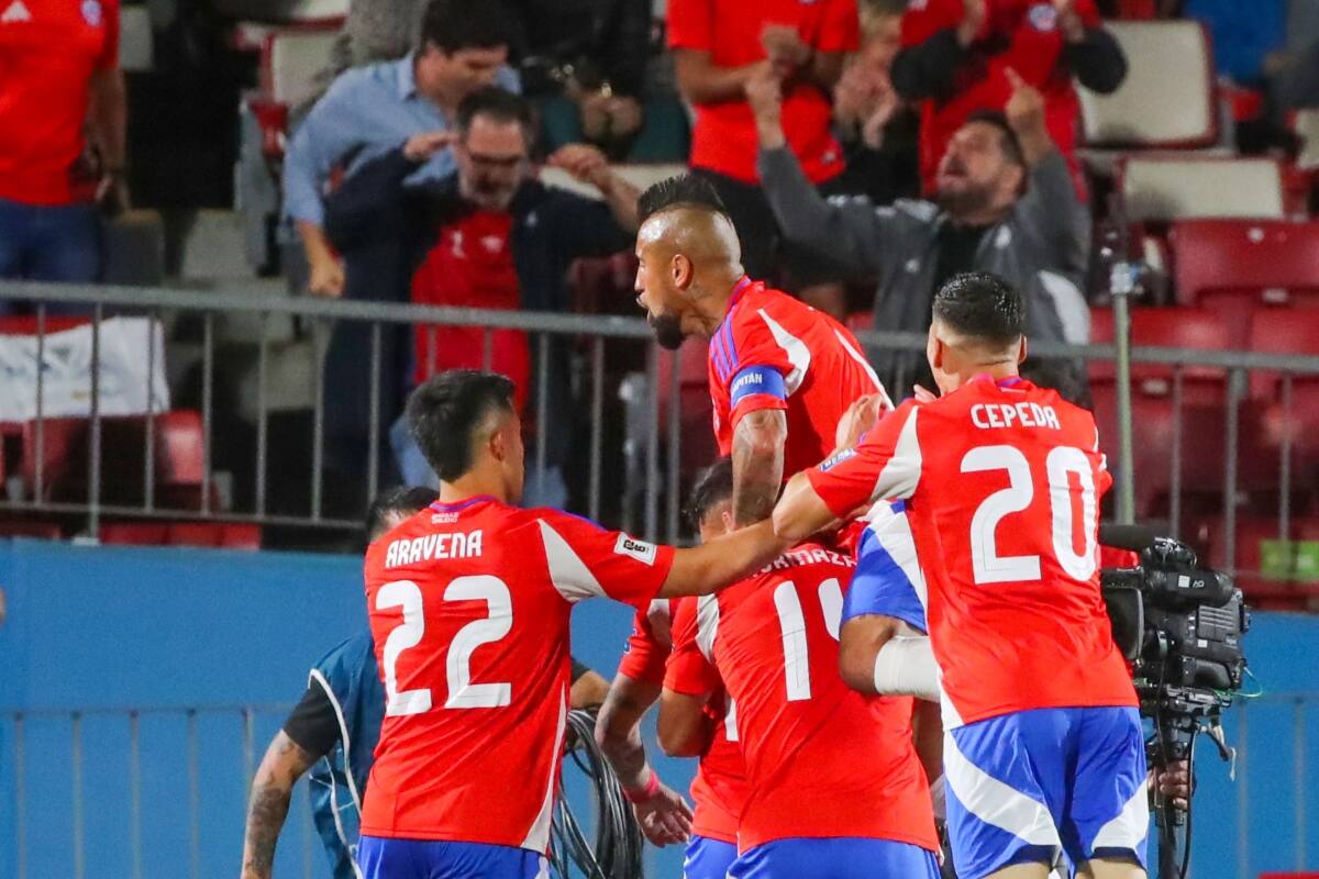 Los jugadores de La Roja celebrando el gol de Eduardo Vargas ante Venezuela. Foto: Aton.