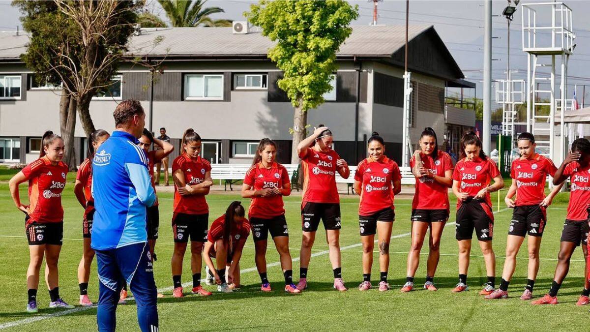 Pedradas, insultos y un horrible personaje: La Roja Femenina vuelve al estadio donde vivió una pesadilla