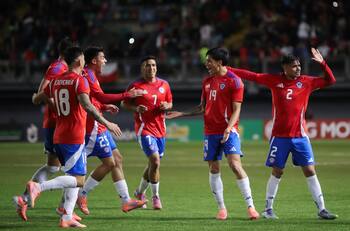 La Roja encuentra su premio en la agonía: derrota a Perú y se abraza en La Florida