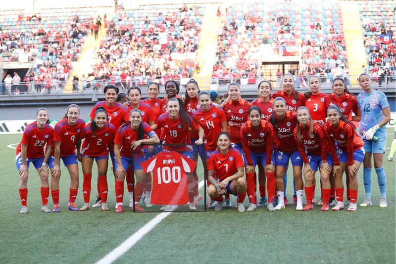 La Roja en pleno felicita a Karen Araya. Foto: Comunicaciones/FFCh.