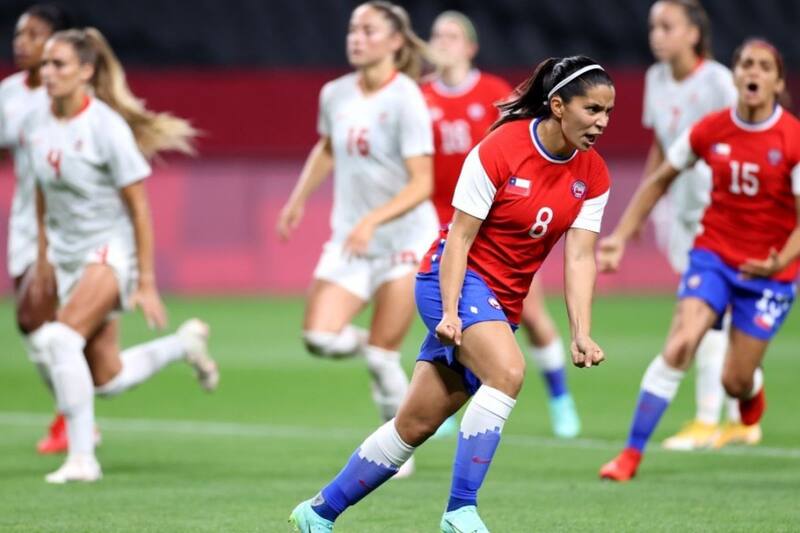 Karen Araya celebra el histórico gol de La Roja a Canadá, en los Juegos Olímpicos de Tokio 2020, sin indumentaria oficial.