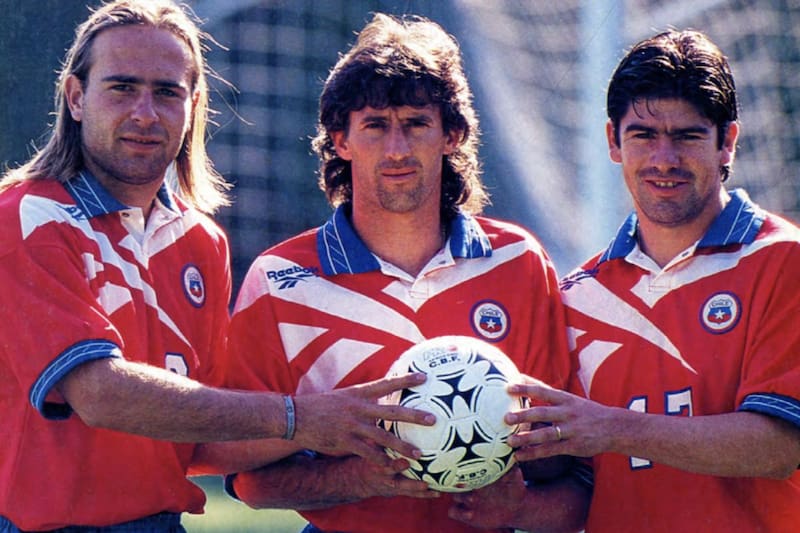 Foto del recuerdo de La Roja, con Sebastián Rozental, Ivo Basay y Marcelo Salas.