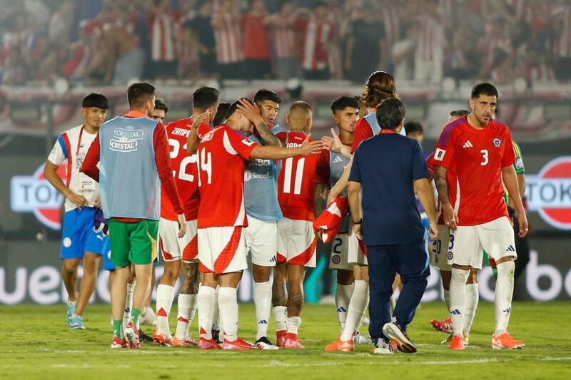 en la derrota frente a Paraguay en Asunción. Foto: Angelo Saavedra/Photosport.