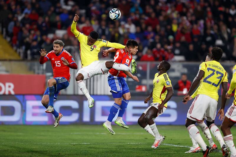 Guillermo Maripán disputa un balón aéreo con el colombiano Luis Sinisterra, en el partido jugado el martes en la noche en el Estadio Monumental. Foto: Comunicaciones/FFCh.