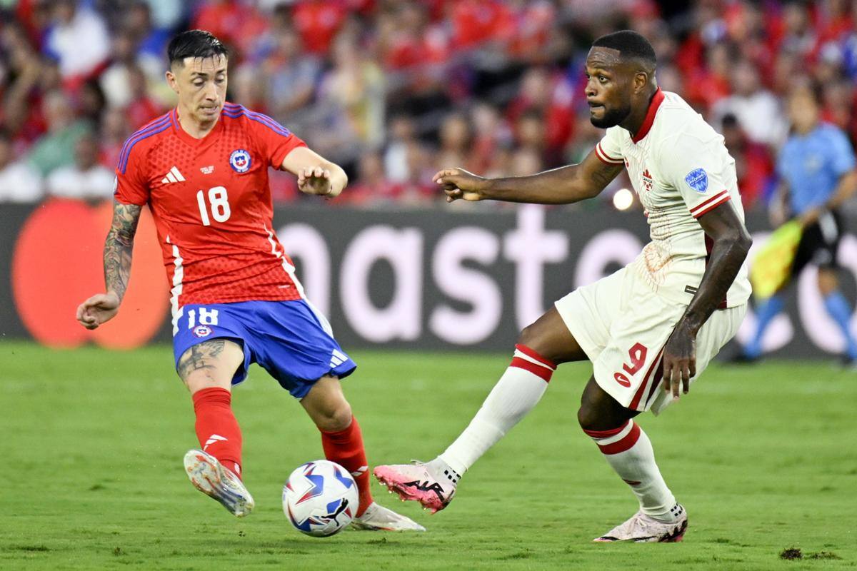 La Federación de Fútbol de Chile elevó un reclamo formal tras el polémico arbitraje de Wilmar Roldán . Foto: EFE.