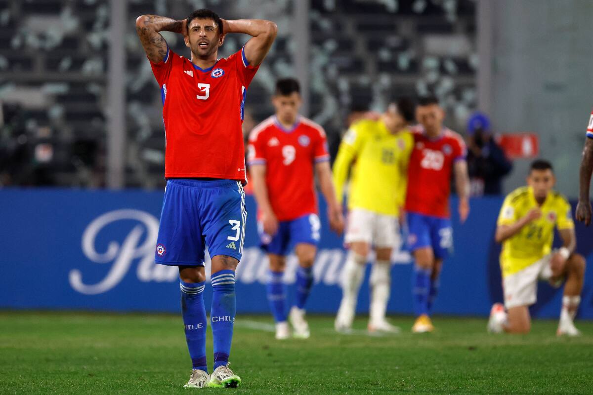 Guillermo Maripán se lamenta durante el partido contra Colombia, por la segunda fecha de las Eliminatorias Sudamericanas para el Mundial de 2026. Foto: Agencia Aton.