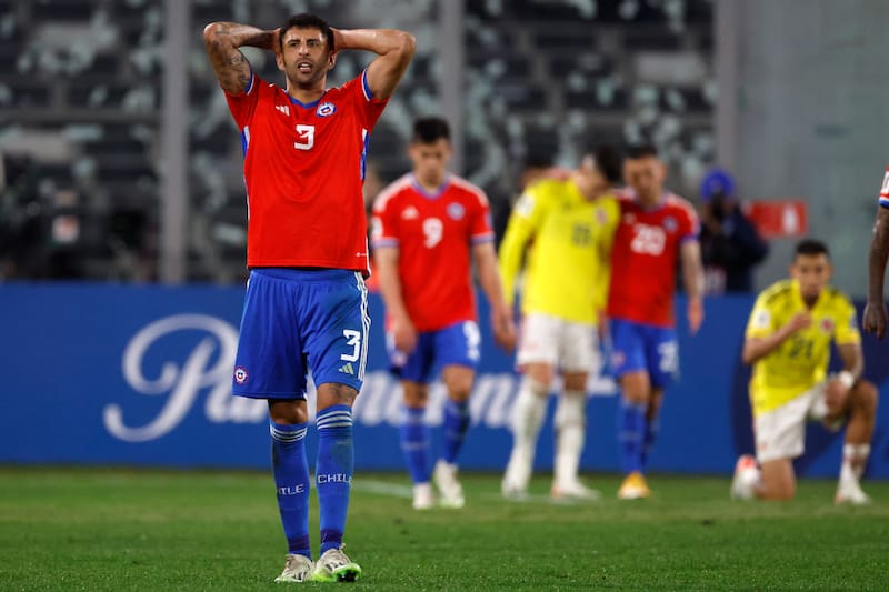 Guillermo Maripán se lamenta durante el partido contra Colombia, por la segunda fecha de las Eliminatorias Sudamericanas para el Mundial de 2026. Foto: Agencia Aton.