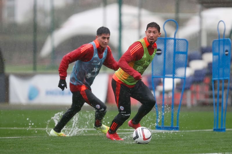 La Roja prepara bajo la lluvia su partido del sábado contra Rusia. Foto: Carlos Parra - Comunicaciones FFCh