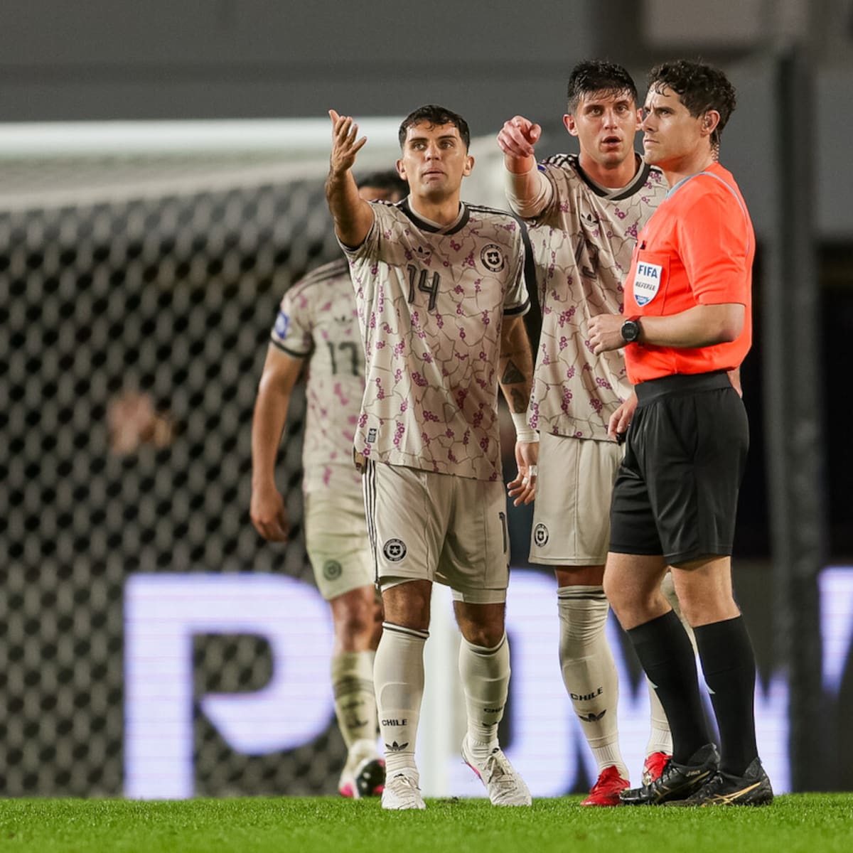 Desconvocan a jugador de La Roja y Nicolás Córdova llama a Ignacio Saavedra de emergencia