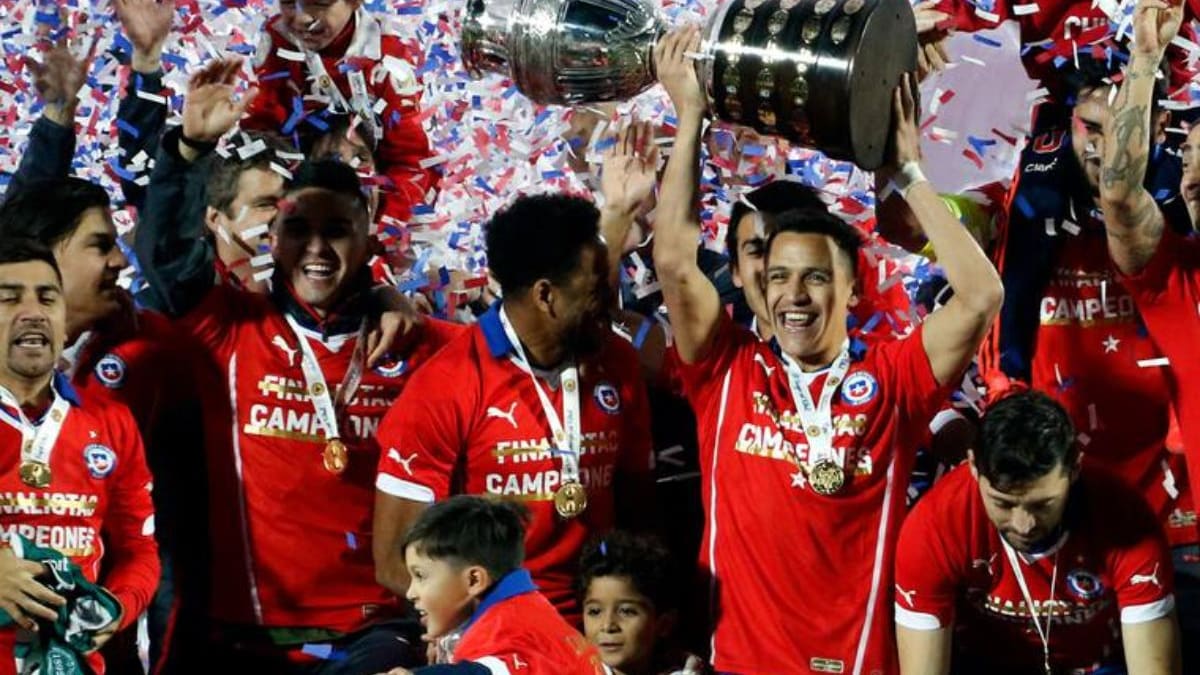 Fue campeón de América con Chile, jugó en Colo Colo y hoy está en sexta división entrenado por su hermano