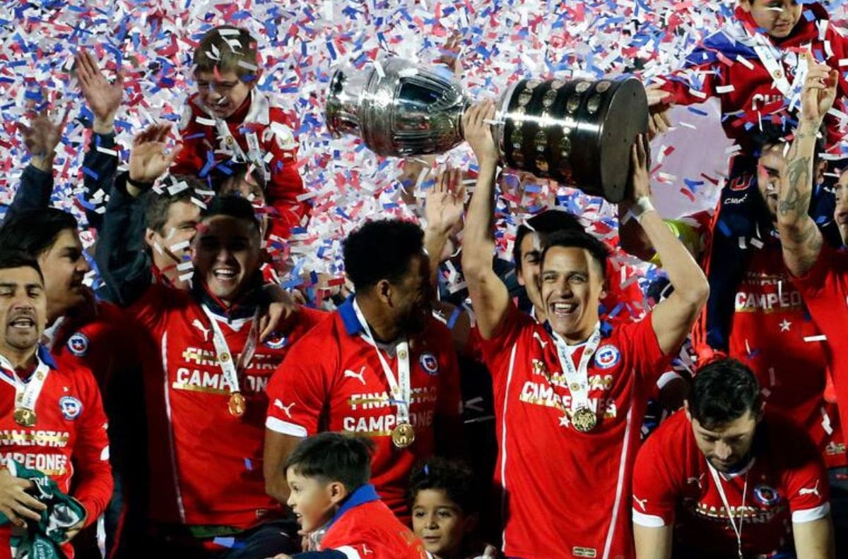 Fue campeón de América con Chile, jugó en Colo Colo y hoy está en sexta división entrenado por su hermano