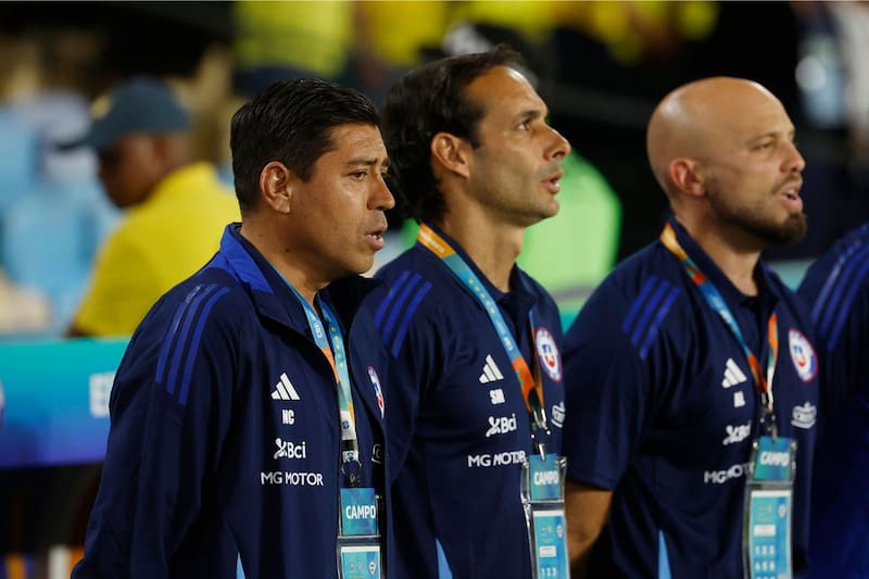 El cuerpo técnico liderado por Nicolás Córdova. Foto: EFE.