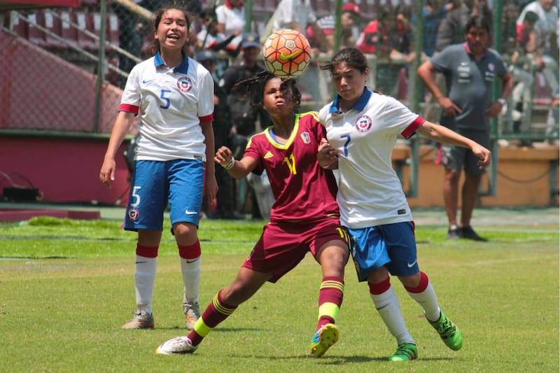 Sudamericano Sub 17 de 2016: Rachel Padrón disputa el balón con una jugadora venezolana. Atrás, observa Yastin Jiménez, quien regresa ahora con la Selección Adulta al Metropolitano de Cabudare. Foto: FFCh