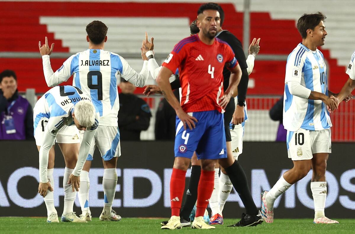 La Selección Chilena fue goleada por Argentina y se complicó en las Eliminatorias