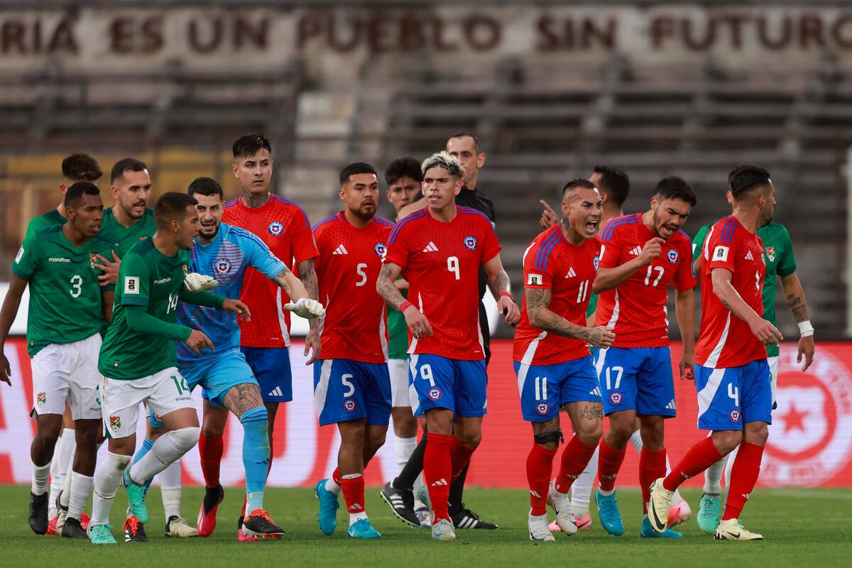 La Roja se enfrentará a Bolivia con la obligación de ganar. El último duelo entre ambos fue triunfo para los Altiplánicos por 2-1 en Santiago. Foto: Agencia Aton.
