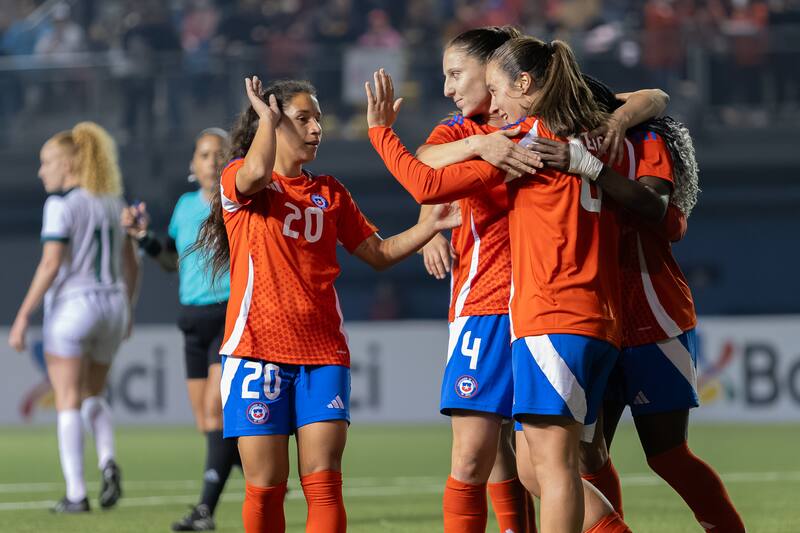 Selección Chilena Femenina en su amistoso frente a Bolivia. Foto: Felipe Escobedo