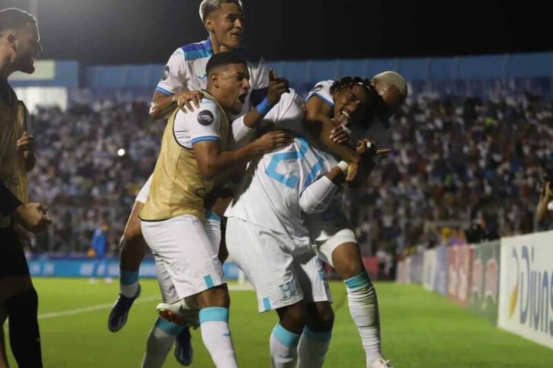 Honduras festeja el triunfo sobre México en la Nations League de la Concacaf.
