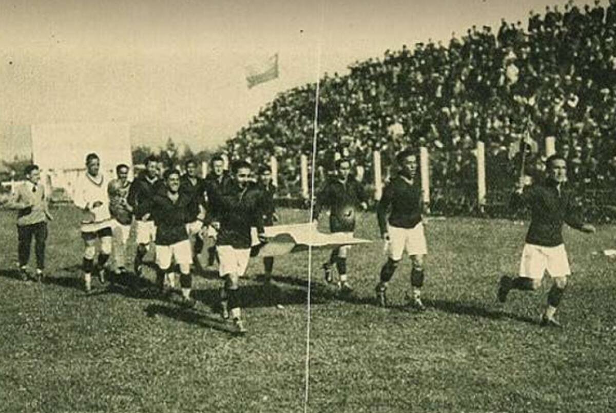 El representativo chileno sale a la cancha de los Campos de Sport. Ya en aquel entonces la convocatoria era masiva.