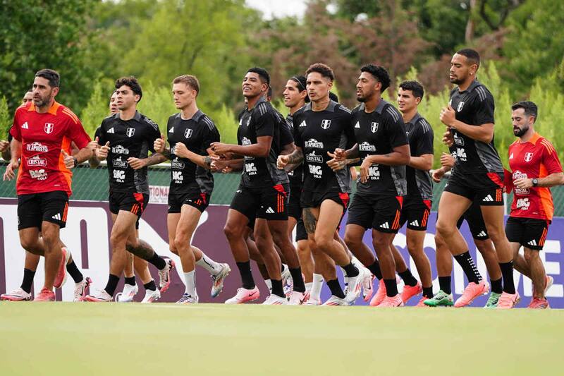 El lateral de 34 años se colocó los guantes en el último entrenamiento de Perú previo al debut contra Chile. EFE.
