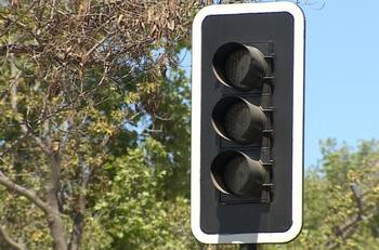 Esto es lo que debes hacer si llegas a un cruce y el semáforo no funciona