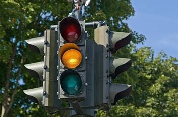 ¿Cuál es el real significado de la luz amarilla de los semáforos?