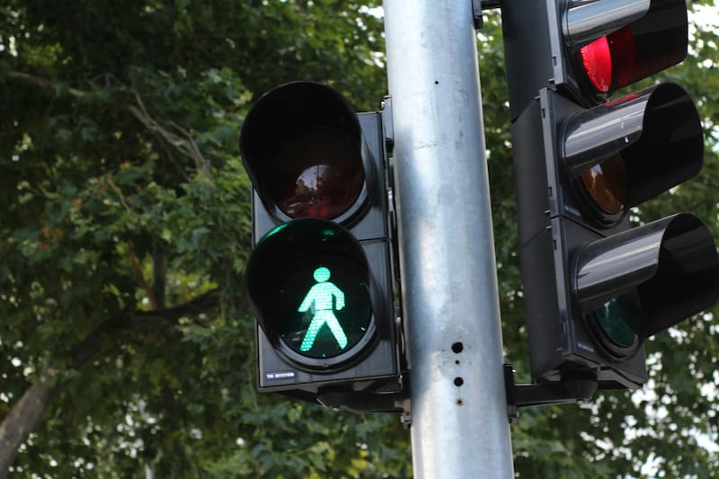 El color blanco se podría añadir a las señaléticas.