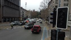 ¿Cuáles son las normas que debo seguir para manejar en una zona con semáforos apagados?