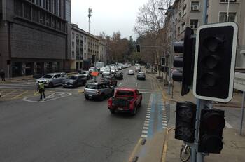 ¿Cuáles son las normas que debo seguir para manejar en una zona con semáforos apagados?