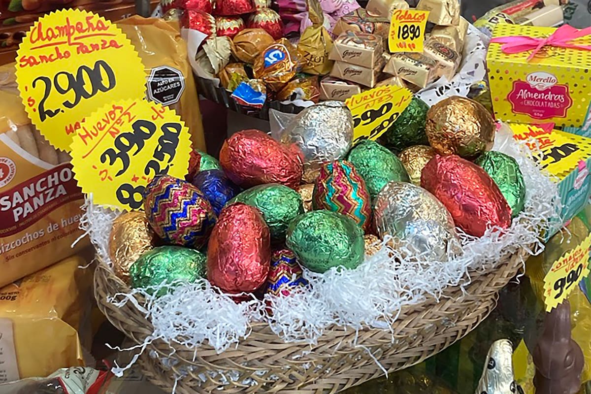 Revisa las recomendaciones del Sernac para comprar huevitos esta Semana Santa. Créditos: ATON.