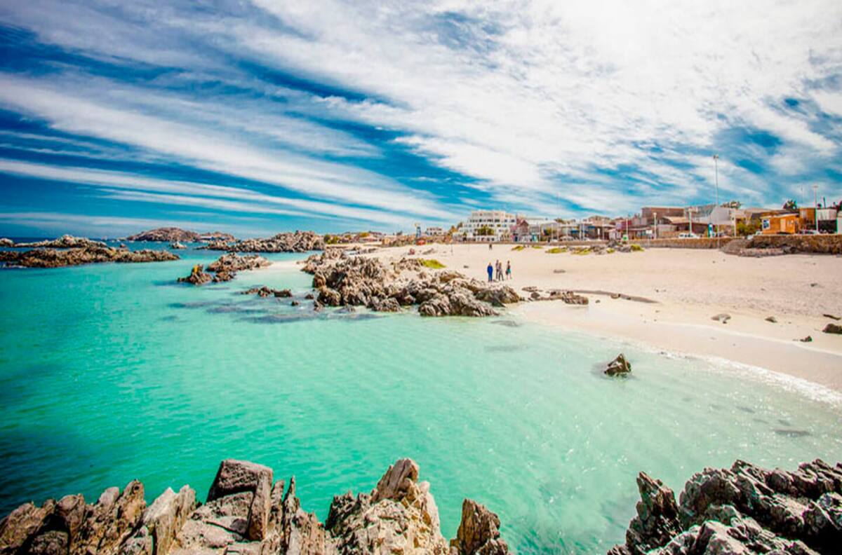 A solo horas de Santiago: esta es la playa de aguas turquesas y arenas blancas ideal para Semana Santa
