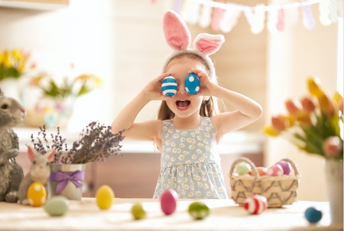 Con el inicio de Semana Santa las familias conmemorarán esta celebración religiosa o la llegada del Conejito de Pascua para los niños y niñas. Créditos: Canva.