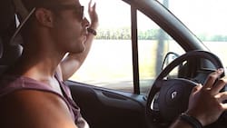 ¿Conduces un vehículo? Estas son las señales de brazo que debes conocer sí o sí