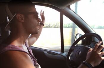 ¿Conduces un vehículo? Estas son las señales de brazo que debes conocer sí o sí