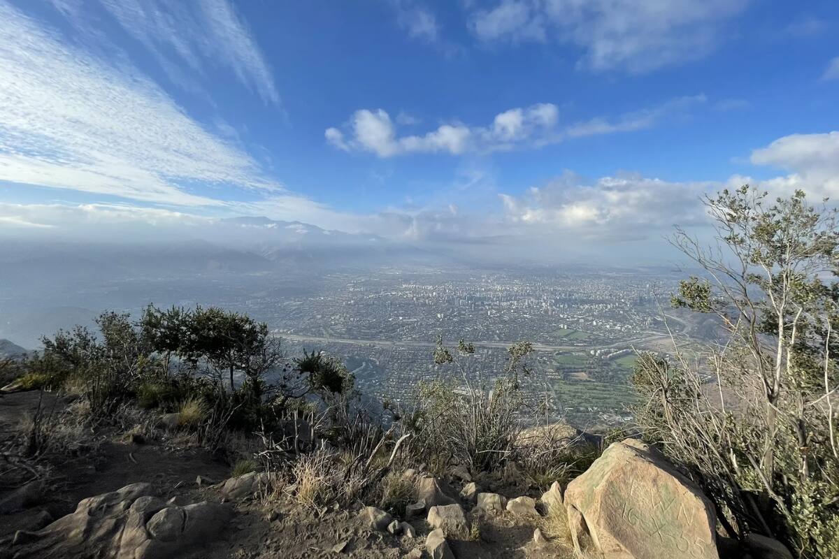 Esta actividad al aire libre permite impulsar la realización de actividad física y disfrutar de una maravillosa vista panorámica de la ciudad desde distintos ángulos. En la foto: Cerro Carbón. Créditos: Jaime Guzmán Prieto - AllTrails.