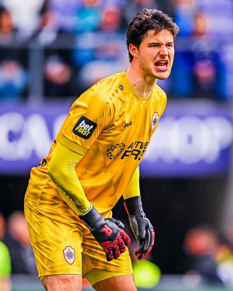 Se vuelve a reactivar como objetivo del Manchester United por sobre Dibu Martínez.